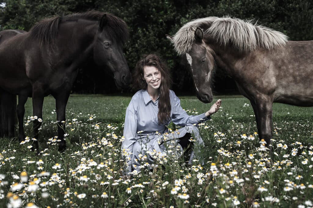 Terapi i naturen med heste – symbol på naturterapi og hesteterapi