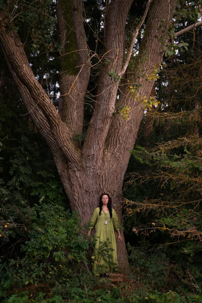 Kvinde i naturen, der mærker dens gavnlige effekt af drømmecirkler